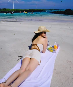 Huyen Baby radiates elegance in chic beachwear with a stunning summer vibe-0