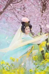 YiTuYu Vol.8745: Shi Yu Shi Ya – Captivating Hanfu Beauty Amidst Cherry Blossoms-7