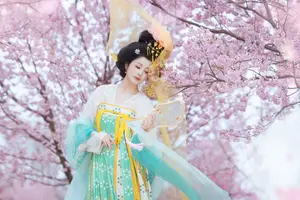 YiTuYu Vol.8745: Shi Yu Shi Ya – Captivating Hanfu Beauty Amidst Cherry Blossoms-2
