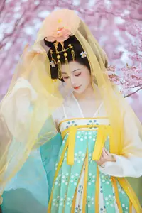 YiTuYu Vol.8745: Shi Yu Shi Ya – Captivating Hanfu Beauty Amidst Cherry Blossoms-4