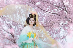 YiTuYu Vol.8745: Shi Yu Shi Ya – Captivating Hanfu Beauty Amidst Cherry Blossoms-5