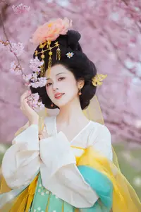 YiTuYu Vol.8745: Shi Yu Shi Ya – Captivating Hanfu Beauty Amidst Cherry Blossoms-1