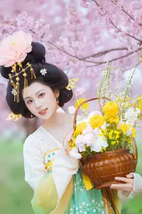 YiTuYu Vol.8745: Shi Yu Shi Ya – Captivating Hanfu Beauty Amidst Cherry Blossoms-9