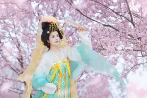 YiTuYu Vol.8745: Shi Yu Shi Ya – Captivating Hanfu Beauty Amidst Cherry Blossoms-11