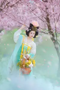 YiTuYu Vol.8745: Shi Yu Shi Ya – Captivating Hanfu Beauty Amidst Cherry Blossoms-3