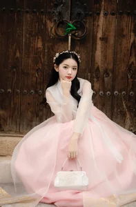 Beyond Mukbang: Quynh Truong’s Ethereal Transformation Into a Modern Muse-3