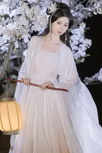 YiTuYu Vol.8782: Chu Yuan Yuan's Ethereal Beauty Amidst Cherry Blossoms Night-8