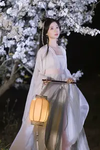 YiTuYu Vol.8782: Chu Yuan Yuan's Ethereal Beauty Amidst Cherry Blossoms Night-13