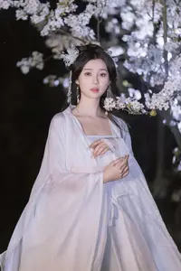 YiTuYu Vol.8782: Chu Yuan Yuan's Ethereal Beauty Amidst Cherry Blossoms Night-16