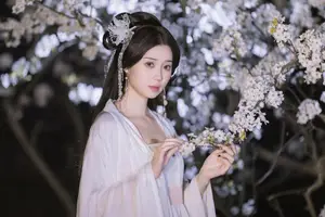 YiTuYu Vol.8782: Chu Yuan Yuan's Ethereal Beauty Amidst Cherry Blossoms Night-11