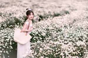 Moc Chau's Pure White Daisy Fields: A Muse Amidst a Floral Wonderland, Perfect for Stunning Photoshoots.-1