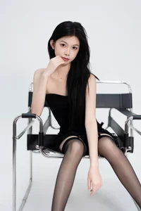 Minimalist Elegance: Xiao Zhen Tong Xue Shines-4
