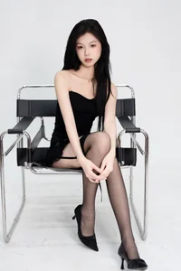 Minimalist Elegance: Xiao Zhen Tong Xue Shines-38