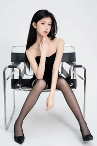 Minimalist Elegance: Xiao Zhen Tong Xue Shines-13