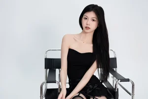 Minimalist Elegance: Xiao Zhen Tong Xue Shines-12