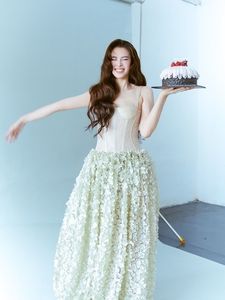 Miss Tieu Vy Radiantly Celebrates New Age Showcasing Her Alluring Golden Ratio Face-2