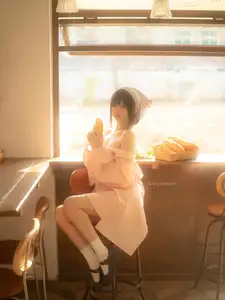 Discover the Sweet Charm of Coser NAGISA in New Photoshoot Part01: Adorable Moments in a Cozy Setting.-8