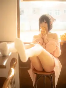 Discover the Sweet Charm of Coser NAGISA in New Photoshoot Part01: Adorable Moments in a Cozy Setting.-11