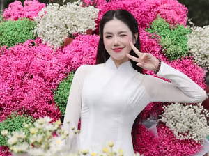 VGU No.147: Discover the enchanting grace of a Vietnamese girl in traditional Ao Dai amidst a vibrant flower market-6