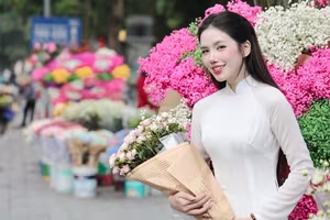 VGU No.147: Discover the enchanting grace of a Vietnamese girl in traditional Ao Dai amidst a vibrant flower market-3
