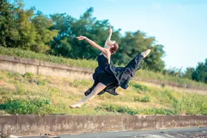 YiTuYu Vol.8671: Duo Duo – Graceful Charm and Pensive Moments in Nature-25