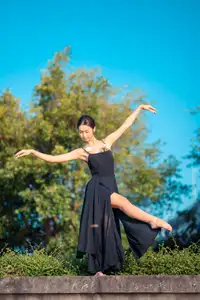 YiTuYu Vol.8671: Duo Duo – Graceful Charm and Pensive Moments in Nature-26