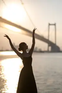 YiTuYu Vol.8671: Duo Duo – Graceful Charm and Pensive Moments in Nature-22