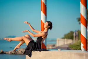 YiTuYu Vol.8671: Duo Duo – Graceful Charm and Pensive Moments in Nature-23