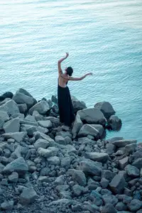 YiTuYu Vol.8671: Duo Duo – Graceful Charm and Pensive Moments in Nature-24