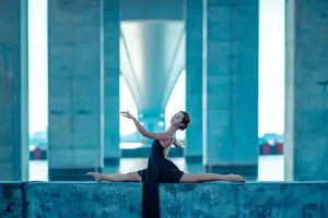 YiTuYu Vol.8671: Duo Duo – Graceful Charm and Pensive Moments in Nature-17