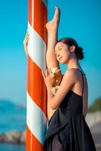 YiTuYu Vol.8671: Duo Duo – Graceful Charm and Pensive Moments in Nature-14