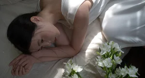 Cinematic Elegance: An Emotional Indoor Journey with Cai Jing Fan-4