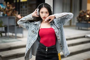 Chic Urban Style: Tian Tian in YiTuYu Art Language Vol.9123 – Modern Fashion Photography and Headphones Aesthetic-8
