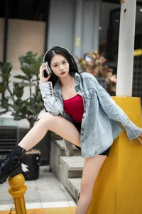 Chic Urban Style: Tian Tian in YiTuYu Art Language Vol.9123 – Modern Fashion Photography and Headphones Aesthetic-2