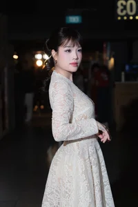 The sweet and elegant vibe of Huyen My in a delicate lace dress-4