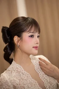 The sweet and elegant vibe of Huyen My in a delicate lace dress-6