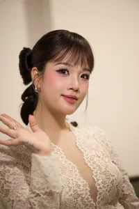 The sweet and elegant vibe of Huyen My in a delicate lace dress-7