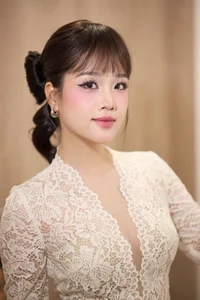 The sweet and elegant vibe of Huyen My in a delicate lace dress-5