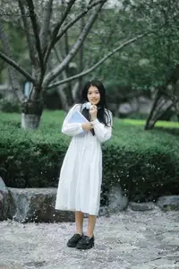 Long Xing Er: Graceful Cherry Blossom Muse – YiTuYu Vol.8741 Poetic Portrait-1