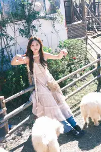 YiTuYu Vol.8678: Chickkii's Radiant Charm Bathed in Golden Sunlight and Natural Artistry-7