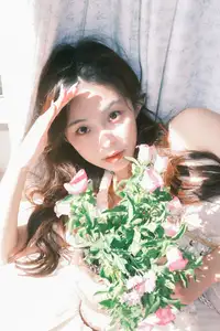 YiTuYu Vol.8678: Chickkii's Radiant Charm Bathed in Golden Sunlight and Natural Artistry-0