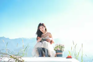 YiTuYu Vol.8678: Chickkii's Radiant Charm Bathed in Golden Sunlight and Natural Artistry-15