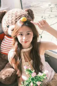 YiTuYu Vol.8678: Chickkii's Radiant Charm Bathed in Golden Sunlight and Natural Artistry-4