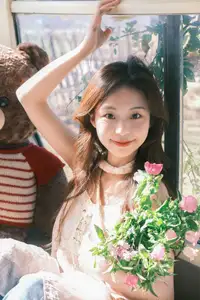 YiTuYu Vol.8678: Chickkii's Radiant Charm Bathed in Golden Sunlight and Natural Artistry-8