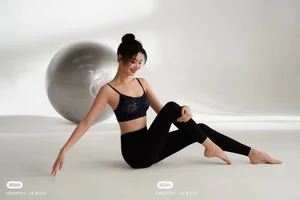 Wang Churan Elegant Minimalist Bra Top AI Art Lookbook: Stunning Fashion Photography and Modern Aesthetic Inspiration for the Contemporary Woman-7