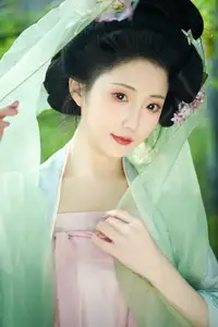 YiTuYu Vol.8521 Tu Ya W: Immerse in the Classical Grace of a Muse in a Fairy-tale Setting-14