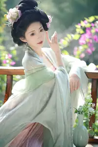 YiTuYu Vol.8521 Tu Ya W: Immerse in the Classical Grace of a Muse in a Fairy-tale Setting-17