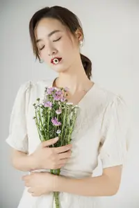 Zhou Xu Xu: Pure Beauty with Flowers in the Enchanting YiTuYu Vol.8758 Collection-17