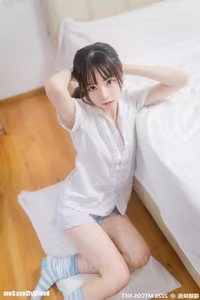 MTYH Vol.216: Kitaro Ketaro Charming Schoolgirl Style with Elegant Blue Striped Socks-1