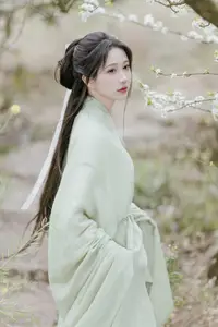 Pure Elegance of Qi Luo Sheng De Xiao Su Su Amidst Spring Blossoms - YiTuYu Vol.8817-18